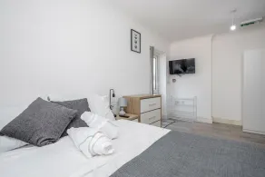 Remarkable 1-bed Studio in Dagenham - Image 5