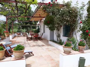 Ferienhaus mit Pool, Garten und Terrasse - Image 2