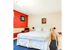 OYO LBH Avon Court - Image 3
