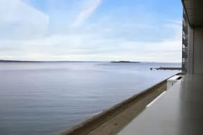Spacious Waterfront Penthouse - Image 5