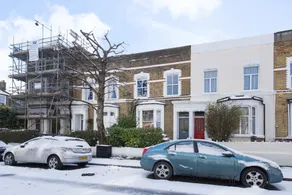 Stylish 2BR Apartment Near Hackney - Image 3