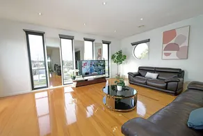 Luxury 7BRM Lakeside BigHouse Point Cook - Image 5