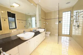 Luxury 7BRM Lakeside BigHouse Point Cook - Image 2