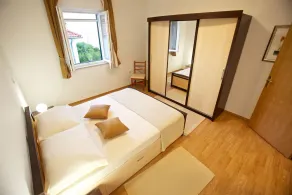 Charmant appartement avec terrasse, piscine et barbecue | Vue jardin - Image 2