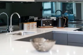West Queen Street Apt - The Luxe Life - Image 3