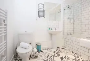 Contemporary 2 Bedroom Midland Mews Apartment - Image 4
