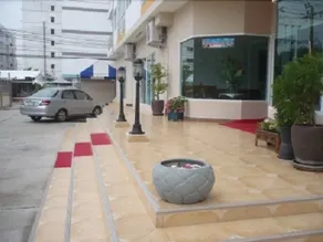 Suchart Leelawadee Home - Image 3