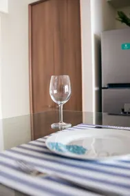 Disfruta de un Lindo Espacio con Balcón y Piscina - Image 4