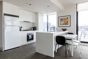 Stylish 1 Bedroom Apartment in Bustling Richmond - Image 4
