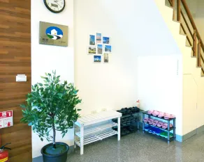 Migratory Birds Hotel - Image 5