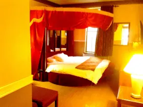 Village Inn - Image 4