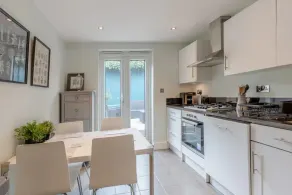 Stylish 1 Bedroom Apartment in Nine Elms With Garden - Image 2