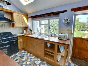Cosy Holiday Home With an Enclosed Garden and Terrace in the Heart of Torrington - Image 2