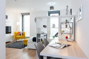 Stunning Studio Apartment in Salford Quays - Image 2