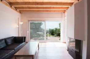 halu! Modern & Cozy Seafront Villa - Image 5