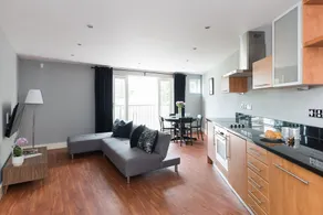 Spacious 2 Bed - Battersea High Street - Image 5