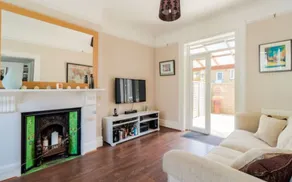 5 Bedroom House With Patio in Brixton - Image 2