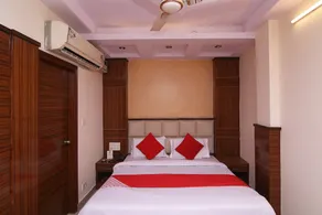 Sagar Deluxe by OYO Rooms - Image 4