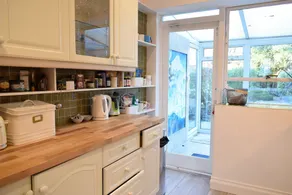 Spacious and Stylish 3 Bedroom Family House - Image 3