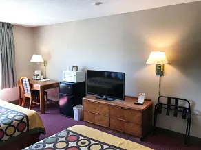 Super 8 by Wyndham Madison East - Image 4