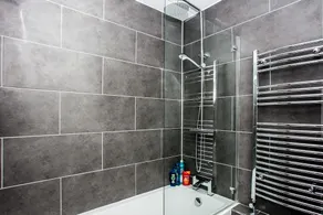 2 Bedroom Flat In Old Street With Private Balcony - Image 5
