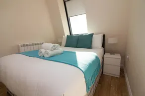 Stayzo Castle Penthouse 17 - A Clean Fresh Modern Apartment With Free Wi-fi - Image 2