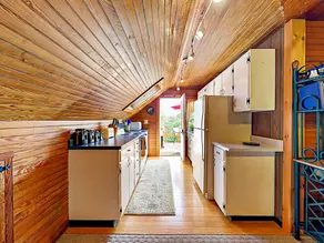 Romantic Crowâ€™s Nest Hideaway 1 Bedroom Apts - Image 2