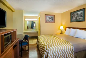 Travelodge by Wyndham Tacoma Near McChord AFB - Image 4