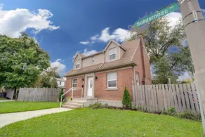Convenient & Comfortable Manor - Image 3