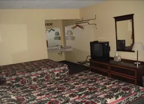 Sugar Creek Inn - Image 5