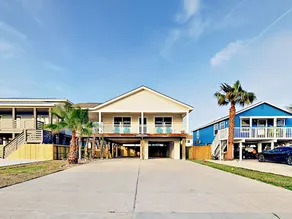 3br W/ Balcony & Large Backyard 3 Bedroom Home - Image 4