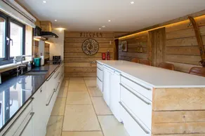 Owl Barn in Oxford With 5 Bedrooms and 5 Bathrooms - Image 3
