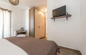 Nice Home in Pakovo Selo With Outdoor Swimming Pool, Wifi and 3 Bedrooms - Image 4