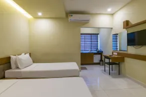 Hotel Crescent Inn - Image 4
