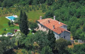 Stunning Home in St Negricani With 9 Bedrooms - Image 3