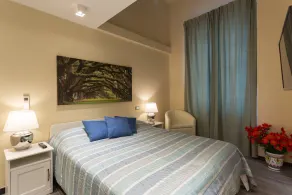 Carla s Rooms with Private Bathroom & Kitchen - Image 5