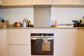 Modern 1 Bedroom Flat With Balcony Near Canary Wharf - Image 5