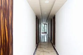 Capital O Hotel Rosewood Inn - Image 4