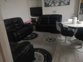 Self Contained 2 Bedrooms House Free Parking - Image 2