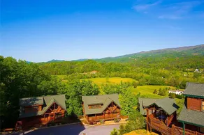Misty Mountain Hideaway, 3 Bedrooms, Sleeps 10, Pool Access, WiFi - Image 3