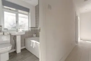 Modern 2 Bedroom Apartment in Morden - Image 5