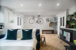 The Courtyard Apartment - Image 5
