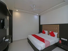 OYO 22979 Saffron Hotel - Image 2