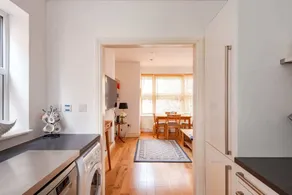 Bright and Spacious 2 Bedroom Flat - Image 3