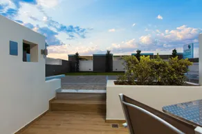 Golden Coast Apartments - Image 5