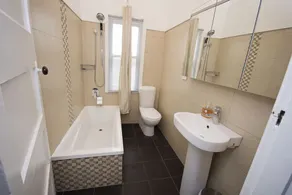 Stylish Central House - Image 4