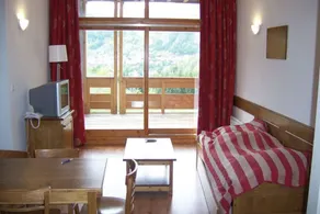 Spacious Apartment With a View Near the Slopes of Valloire - Image 3