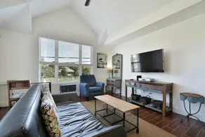 1BR Newly Built East Downtown Austin Apartment by RedAwning - Image 2