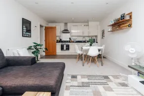 Central Modern Flat Sleeps 6 - Dedicated Parking - From 125 Per Night - Image 5