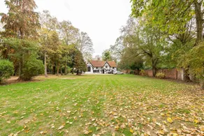 Beautiful 4 Bedroom Property - Image 4